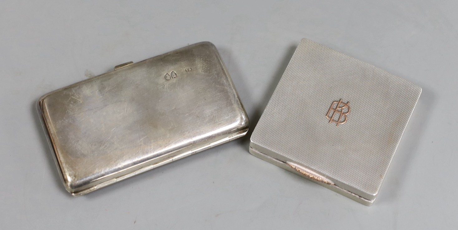 A cased late Victorian silver mounted purse, London, 1883, 82mm, together with a later engine turned silver mounted compact.